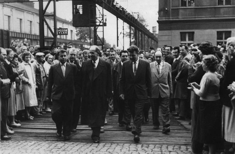 Prezident Antonín Zápotocký vykonal dvě návštěvy Hradce Králové. První byla dvoudenní 26. – 27. září 1953 s uvítáním na Ulrichově náměstí, podruhé byl roku 1957 mj. v podniku ZVÚ.