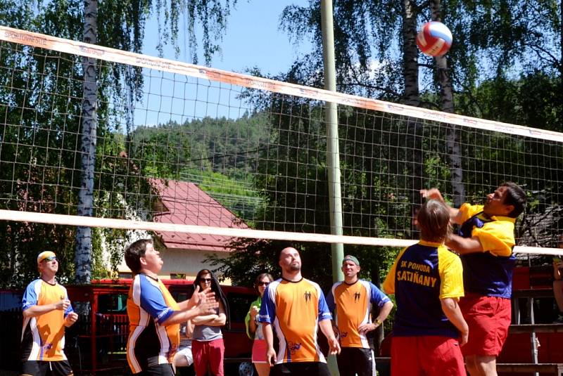 Národní turnaj Českého hnutí speciálních olympiád v přehazované na kurtech Sokola Dřevěnice.