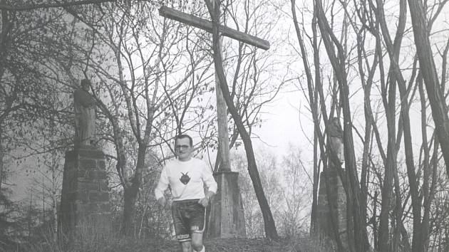 Karel Hlaváč při seběhu od křížku na Bradech (438 m n.m.).