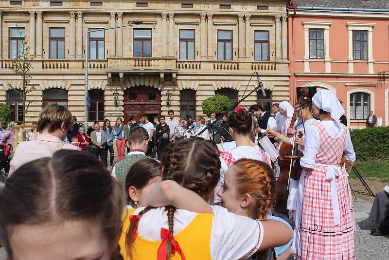 Slavnostní otevření zrekonstruovaného muzea v Hořicích, které bylo zrenovováno od sklepa po půdu díky česko-polskému projektu Cesta kamene. Náklady na opravy se pohybují kolem 28 milionů korun.