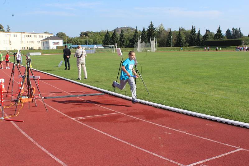 Na jičínském venkovním oválu se uskutečnil první štafetový maraton žáků základních škol.