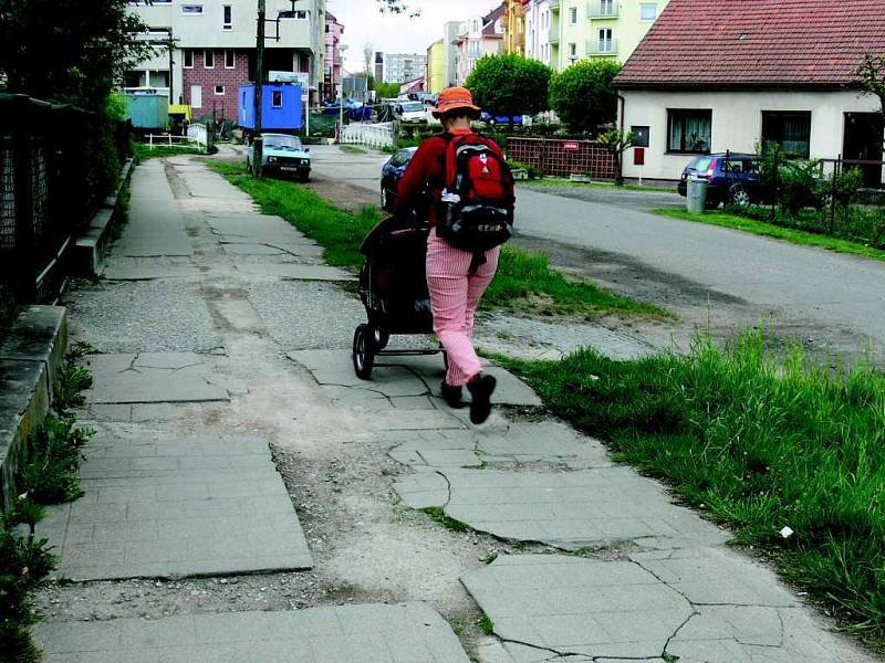 Četné jičínské chodníky se dočkají opravy.