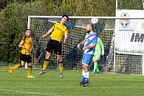 Zdeněk Pešta (ve žlutém) dal v Železnici vítěznou branku na 2:1.