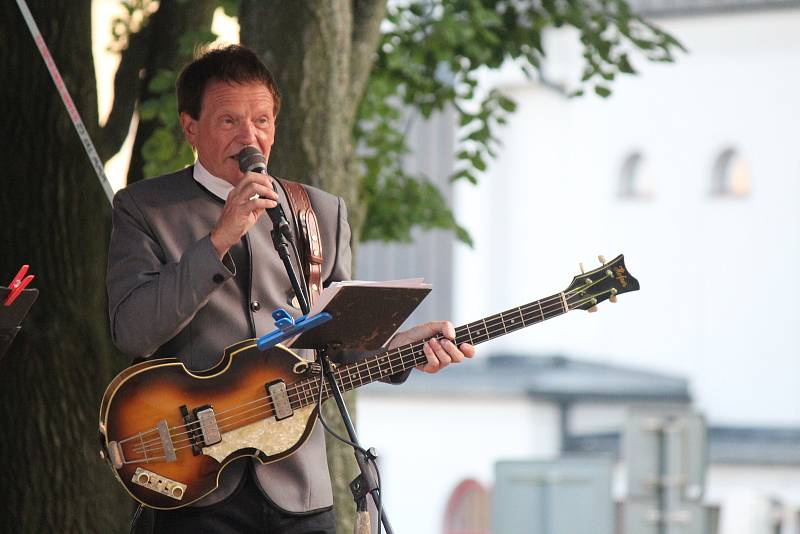 Večírek na oslavu legendárních The Beatles přitáhl do parku na letní kino lidi všech generací.