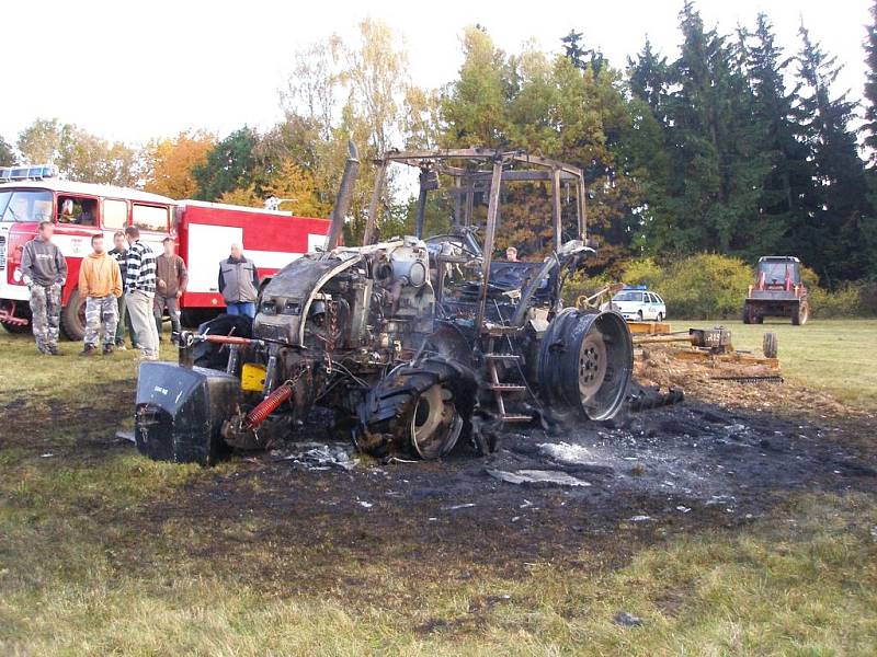 Zcela zničen ohněm zůstal ve středu večer kolový traktor, který právě prováděl mulčování pastvin na Trutnovsku. Intenzita ohně byla ale tak silná, že se plameny rozšířily a částečně zasáhly mulčovač. Celková škoda přesáhla částku 1,1 milionu korun. 