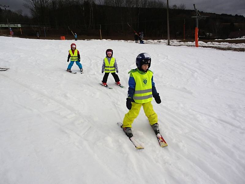 Děti z jičínské MŠ Máj na lyžařském výcviku.