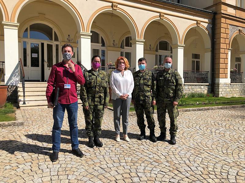 Lékaři a zdravotníci z těchonínské nemocnice proškolují své kolegy napříč republikou.