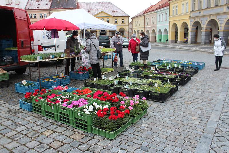 Trhovců přibývá, náměstí opět ožilo