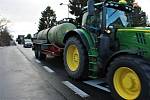 Traktory tří velkých zemědělských podniků vyjely pět minut po dvanácté z Jičíněvsi na Jičín.