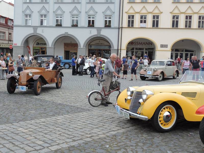 Veteránem Českým rájem na jičínském Valdštejnově náměstí.