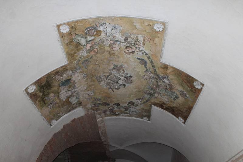 Oprava omítek interiéru unikátního novopackého kláštera pokračuje šestým rokem pod dohledem akademického malíře Pavla Padevěta.