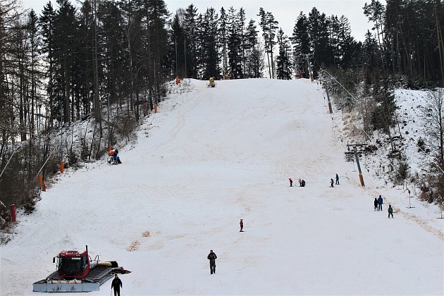 O víkendu se lyžovalo také v Nové Pace. Hezkého počasí a čerstvého sněhu využilo několik desítek lyžařů.