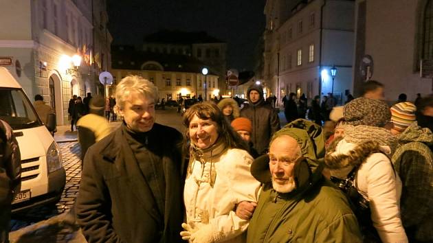 Miroslav Vobořil (vlevo) s režisérkou projektu Betlémská odysea Zdeňkou Čechovou, vpravo výtvarník Luboš Zvičina Dvořák.