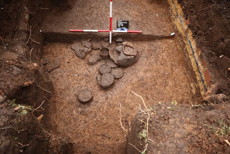 V areálu jičínské nemocnice od listopadu roste nová vrátnice, kde by už na podzim měla lidem sloužit také lékárna. V místě stavby odkryli archeologové několik žárových hrobů.