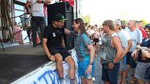 Daniela Polmana, který dokončil extrémní cyklistický závod napříč Amerikou, vítala Nová Paka. Amatérský cyklista se davu poklonil a poděkoval za přízeň fanoušků, která ho hnala do cíle nejtěžšího a nejdelšího závodu světa. .