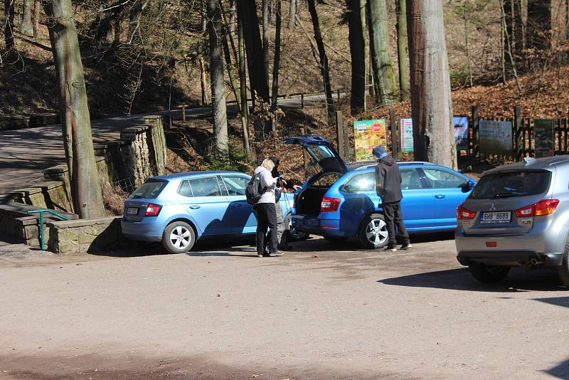 I když jsou Prachovské skály pro veřejnost uzavřeny, řada lidí sem přesto vyráží na procházku. Bohužel, často bez roušek. Provozovatelé se nyní věnují úpravě areálu.