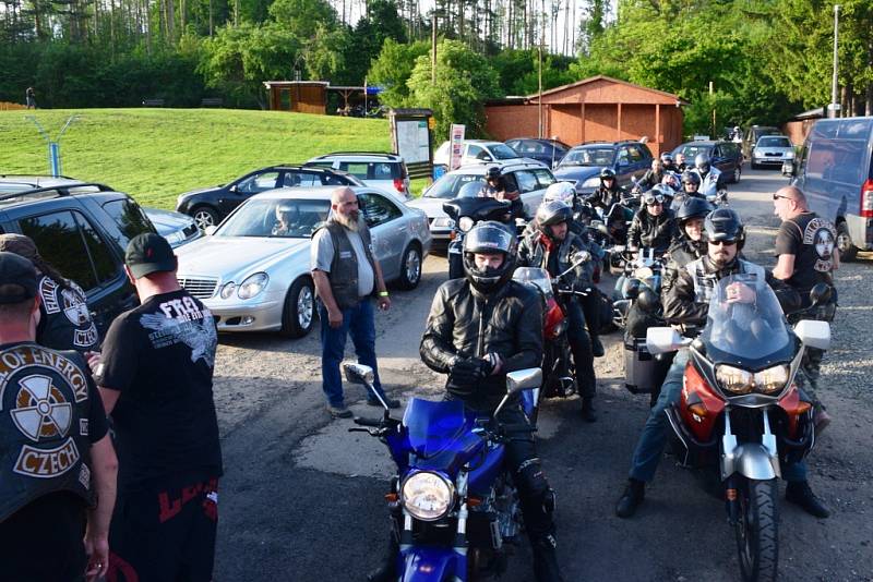 V kempu u Jinolických rybníků se konal 25. ročník motorkářského srazu