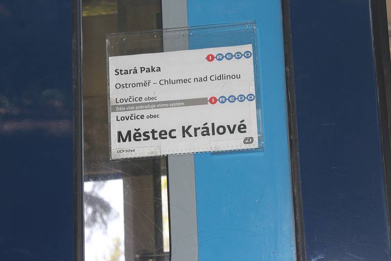 Na trati mezi Novou Pakou a Lázněmi Bělohrad vykolejil osobní vlak, který vezl šest cestujících. Nikomu se nic nestalo. Vlaky nahradila autobusová doprava. Odhadnutá škoda je 320 tisíc korun.