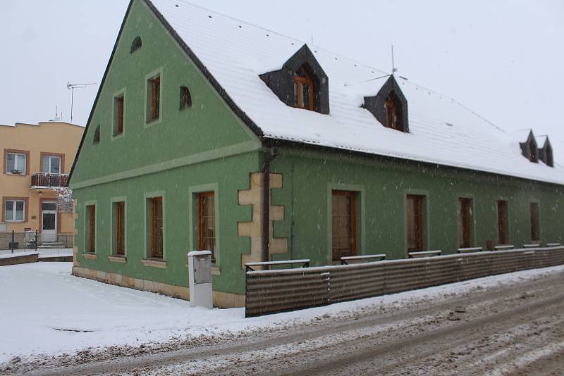 Miletín, rodiště historika, básníka a spisovatele Karla Jaromíra Erbena, má spoustu nej. Málokdo ví, že je zde muzeum amatérských divadel, skryté klášterní sklepení, že se tu vyrábějí voňavé Erbenovy miletínské modlitbičky i nefiltrované miletínské pivo. 