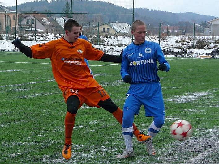 Novopacký středopolař Jakub Urbanec (vlevo) v souboji o míč s hráčem libereckého Slovanu.