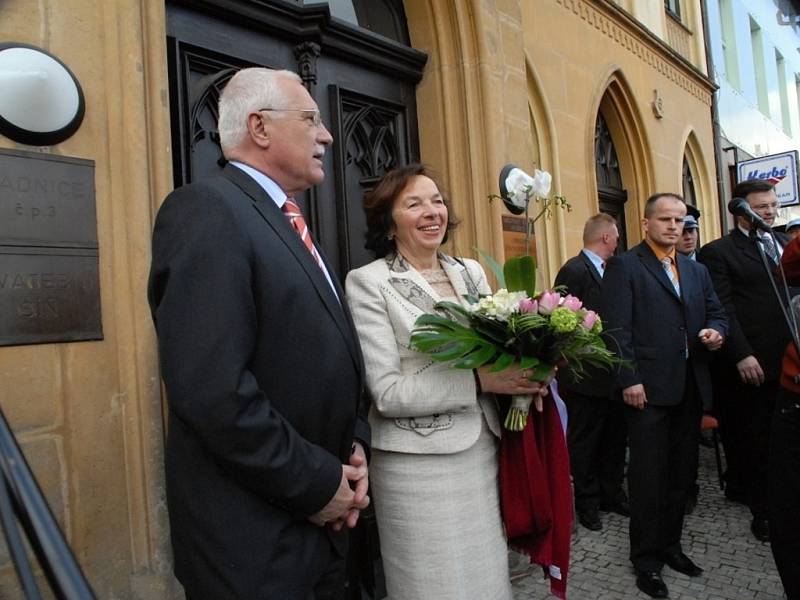 Manželé Klausovi na návštěvě Hořic roku 2007.