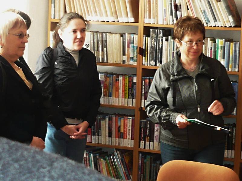 Dana Michlová při návštěvě knihovny v Železnici 2010.