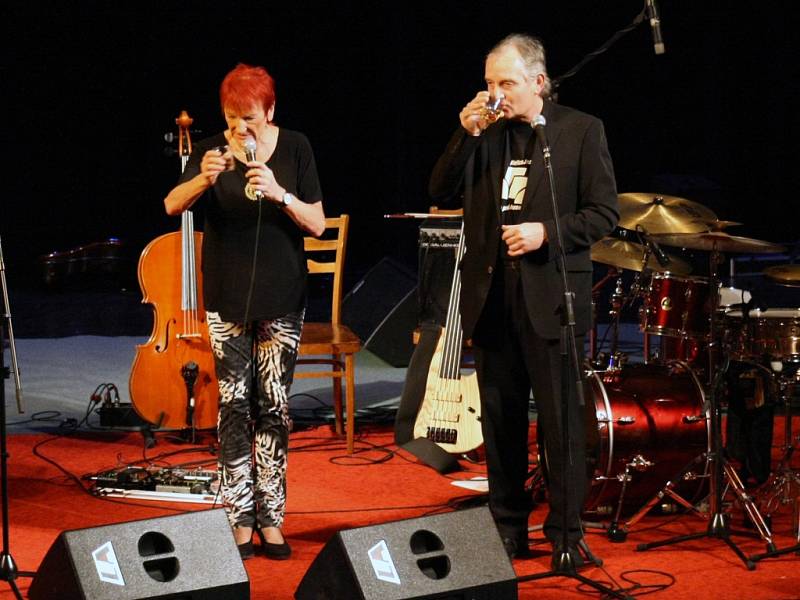 Hořické JazzNights 2013: přípitek s autorem festivalu.