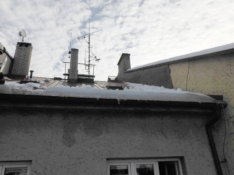 Hasiči odstraňovali v Hořicích sníh ze střechy.