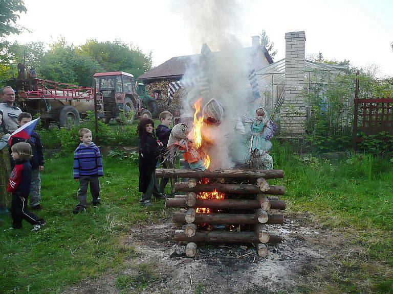 Čarodějnické řádění v Ostružně.