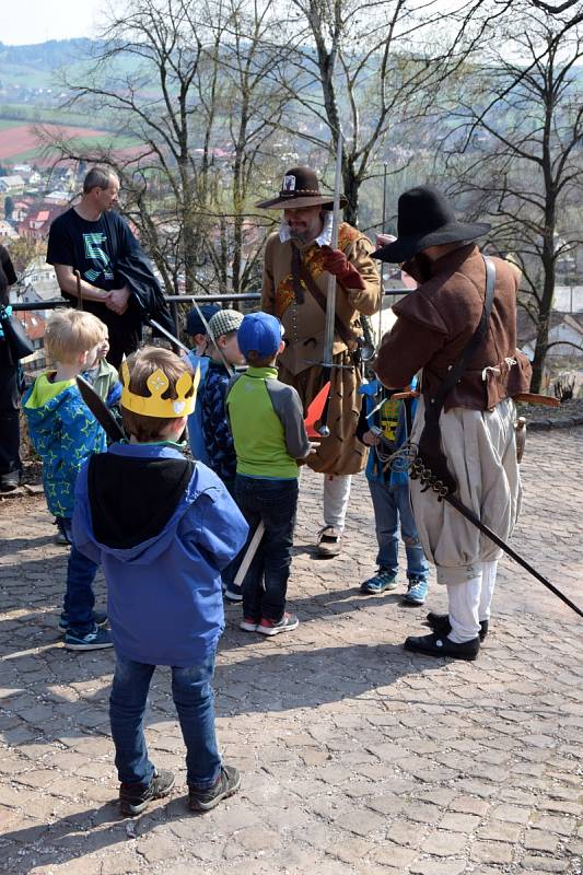 Hrad Pecka přivítal první návštěvníky.