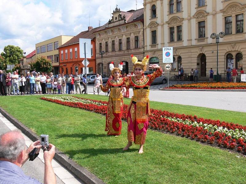 Indonéský folklor v podání členů skupiny Cakrawala.