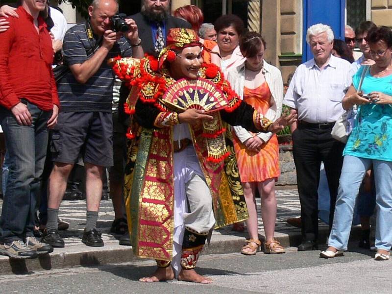 Indonéský folklor v podání členů skupiny Cakrawala.