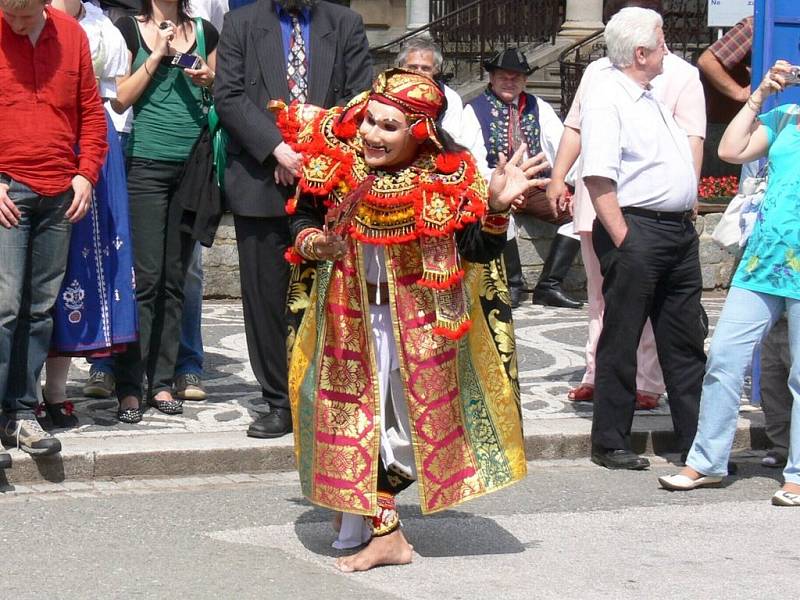 Indonéský folklor v podání členů skupiny Cakrawala.