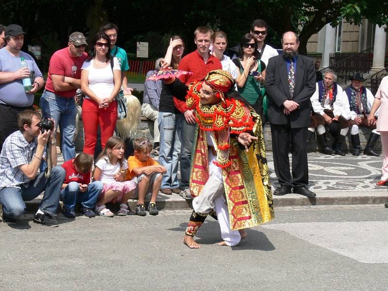 Indonéský folklor v podání členů skupiny Cakrawala.