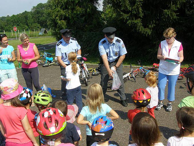 Jičínští policisté na dopravním hřišti.