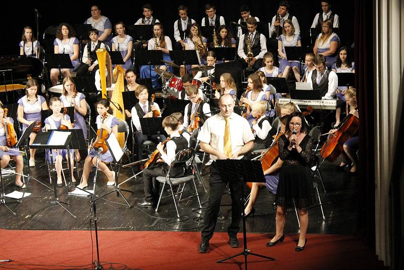 Koncert k 80. narozeninám Základní umělecké školy J. B. Foerstera v Masarykově divadle.