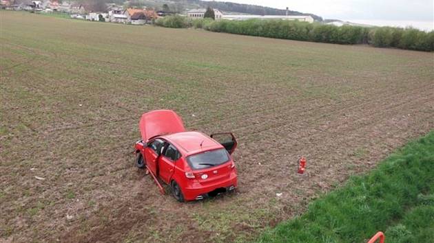 Nehoda osobního automobilu u Ostroměře.