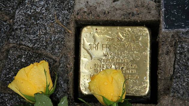 Ve Vysokém Mýtě byly položeny Kameny zmizelých. Takzvané stolpersteiny budou připomínkou osudů jedné z místních židovských rodin, která se stala obětí holocaustu. Hana Frischmannová se svými syny Františkem a Jiřím bydlela v domě čp. 55 na Litomyšlském Př