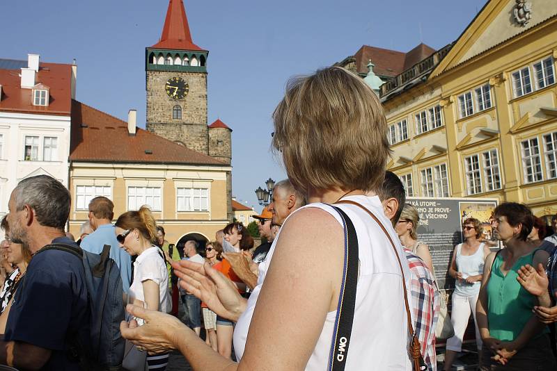 Na demonstraci proti Andreji Babišovi přišlo v Jičíně pět set lidí.