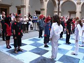 Živé šachy na arkádovém nádvoří jičínského Valdštejnského zámku.