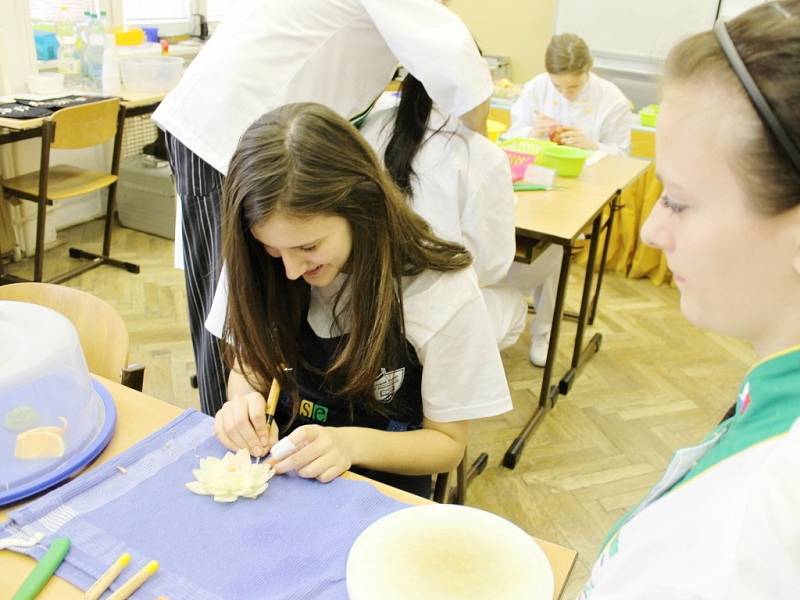 Ozdobné vyřezávání v novopacké Střední škole gastronomie a služeb.