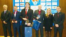 Z trutnovského Galavečera KFS: v popředí Vladan Bursa z Milíčevsi, jenž obdržel cenu za svou trenérskou činnost u mládeže.  