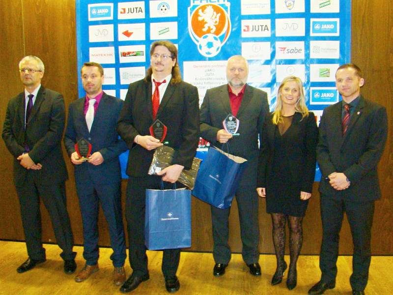 Z trutnovského Galavečera KFS: v popředí Vladan Bursa z Milíčevsi, jenž obdržel cenu za svou trenérskou činnost u mládeže.  