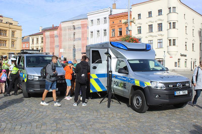 Horní část jihlavského náměstí patří celé úterý 13. září policistům. Zájem mají i dospělí, nejvíce nadšené jsou ale děti.