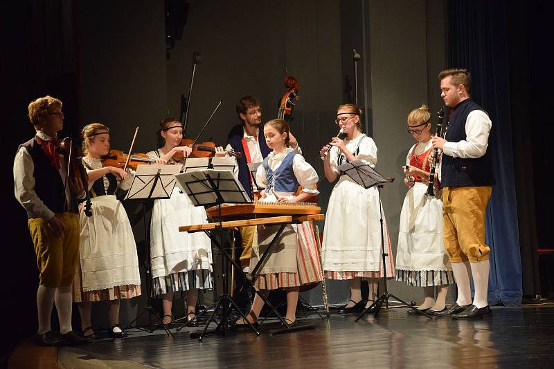 TRADICE. V sobotu se v jihlavském Domu kultury přestavilo celkem třináct folklorních souborů z celé České republiky. Konal se tam již devátý ročník celostátní přehlídky choreografií folklorních souborů. Jihlavským zástupcem byl soubor Pramínek Jihlava, kt