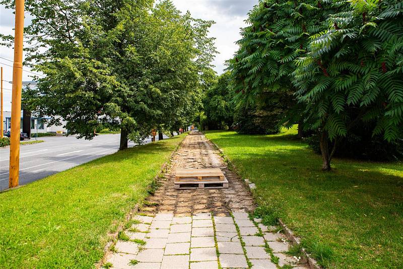 Rekonstrukce dvou stovek metrů chodníku na Jiráskově ulici je pilotním projektem nové metody opravy chodníků.