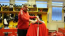 Pro hokejisty Dukly Jihlava chystá Bohuslav Tománek veškerý servis už patnáctou sezonu.