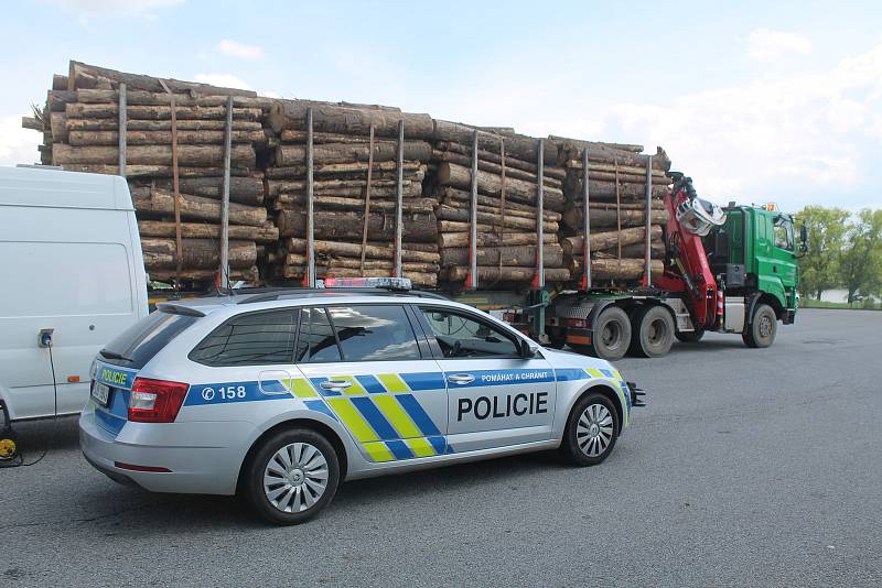 Policejní kontroly kamionů se dřevem na Vysočině.