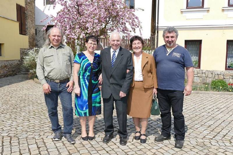 Manželé Dvořákovi oslavili šedesát let od své svatby, stále jsou spolu šťastní.