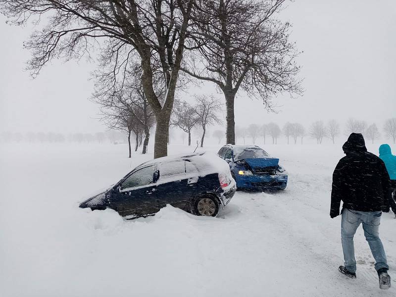 Dopravní nehoda na Žďársku u obce Hlinné ve směru na Petrovice se obešla bez zranění.